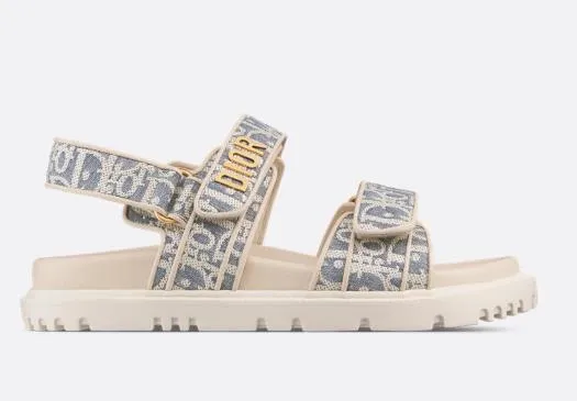 👟👟Ex-factory price 500👟👟 These Dioract sandals are carefully made of blue plaid jacquard fabric and other materials, decorated with off-white raffia Oblique print, fashionable and modern. The insole is made of lightweight and comfortable leather that fits the shape of the foot, and is equipped with a Velcro strap. The upper strap is embellished with a gold-finished metal Dior logo, which is more refined. Can be matched with various styles to show modern style. . Help surface material: fabric. Dior signature in gold-finish metal. 2 adjustable Velcro straps. Leather insole that fits the shape of the foot, soft and lightweight texture, EVA notch sole decorated with Christian Dior's lucky star symbol Made in Italy Code number: 35--42 (41 42 customized, non-refundable)